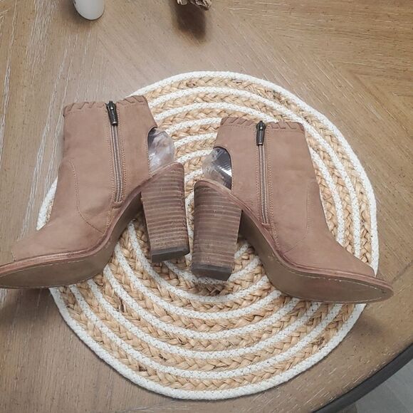 Vince Camuto Women's Leather French Taupe Kicetta Boot, sz 7.5 - Picture 10 of 12